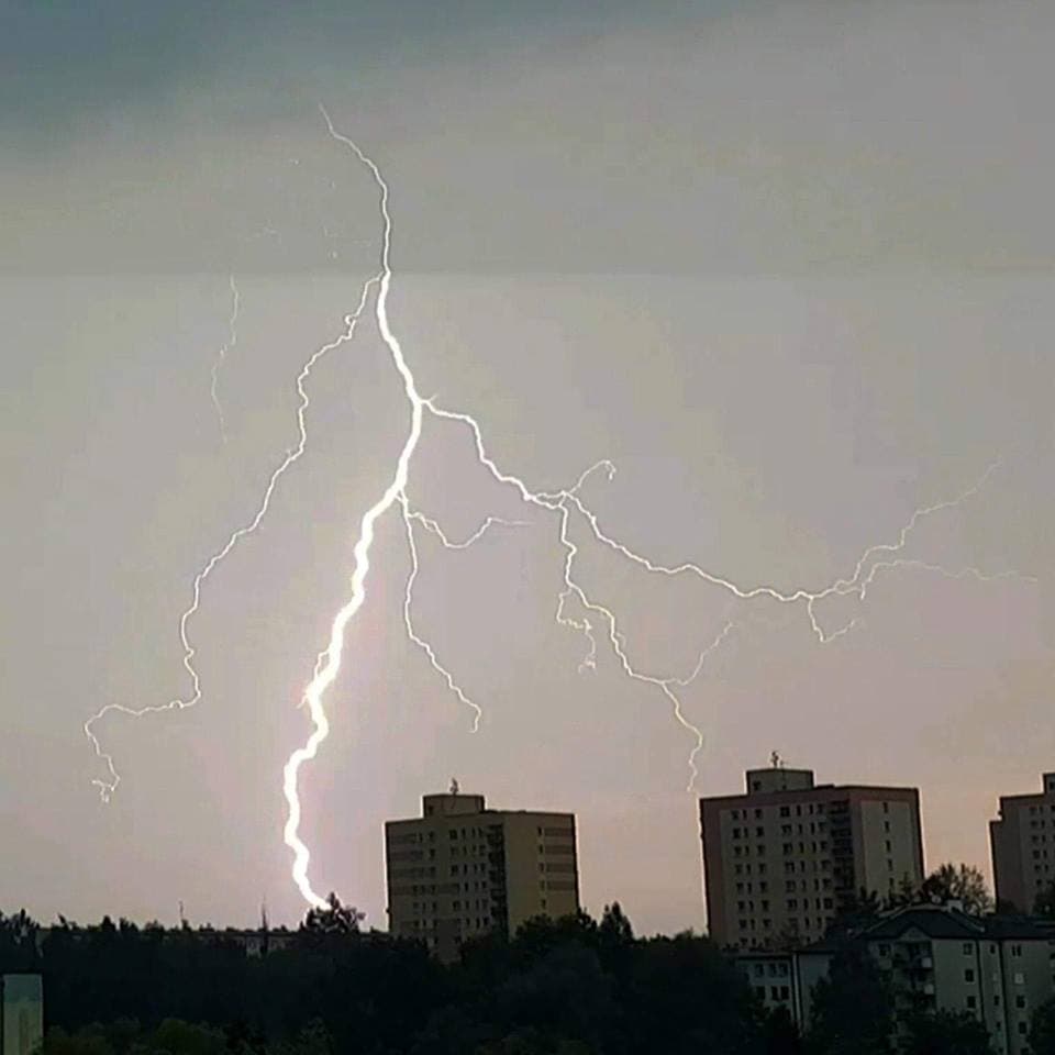 Ostrzeżenie przed burzami. Możliwe ulewy, grad i silny wiatr