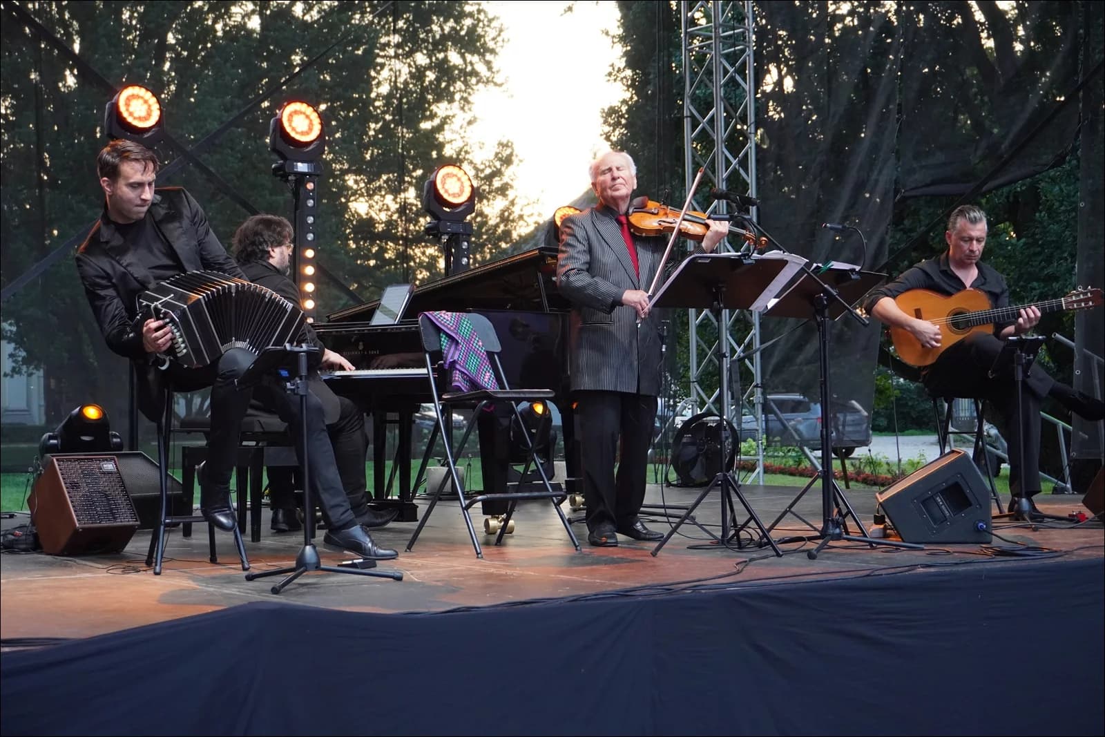 Pałac w Walewicach. Dźwięki przedwojennych tang i klimat dawnego dancingu. Koncert w ramach „Kolorów Polski” przyciągnął rzesze słuchaczy
