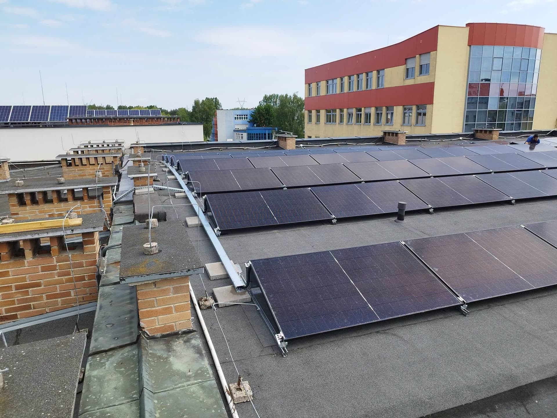 Panele fotowoltaiczne z magazynem energii na dachu szkoły