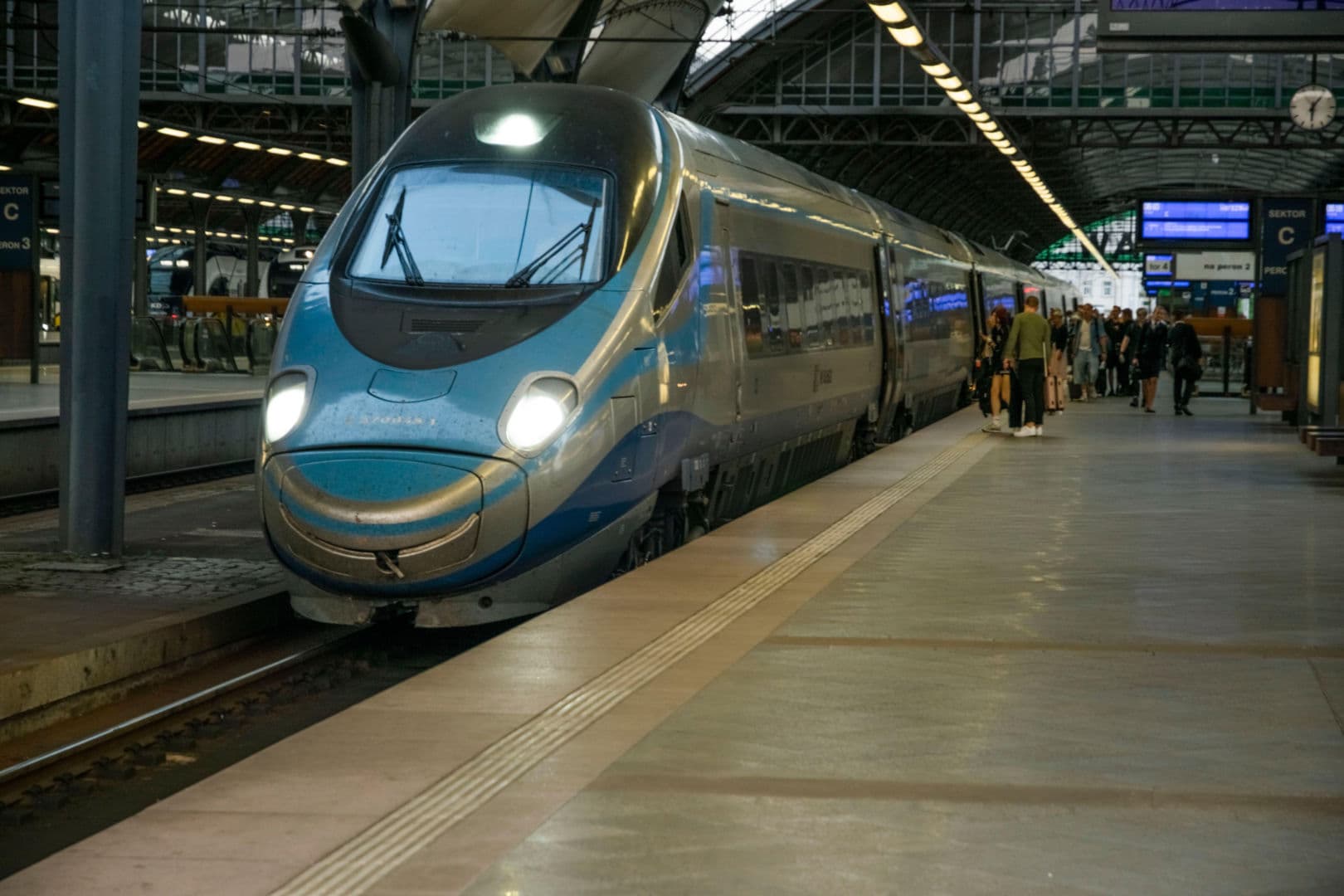 Paraliż na kolei! Ogromne opóźnienia i odwołane pociągi przez burze