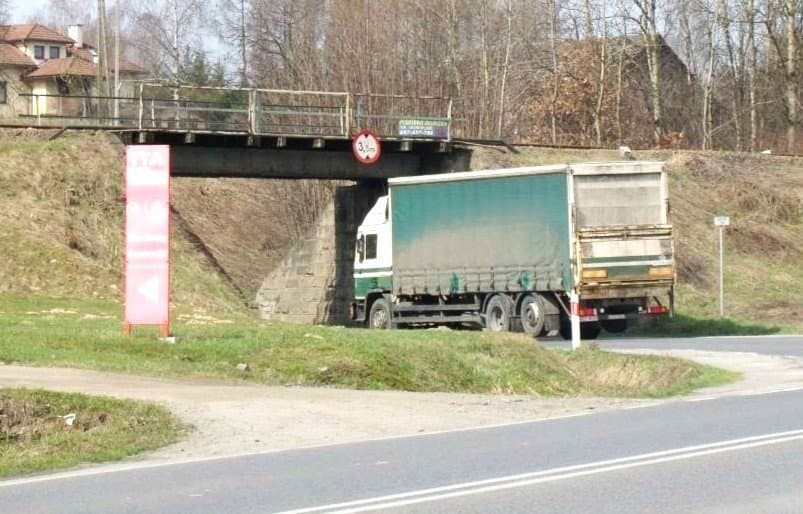 Paraliż na linii kolejowej 117 po uszkodzeniu wiaduktu w Kleczy Dolnej