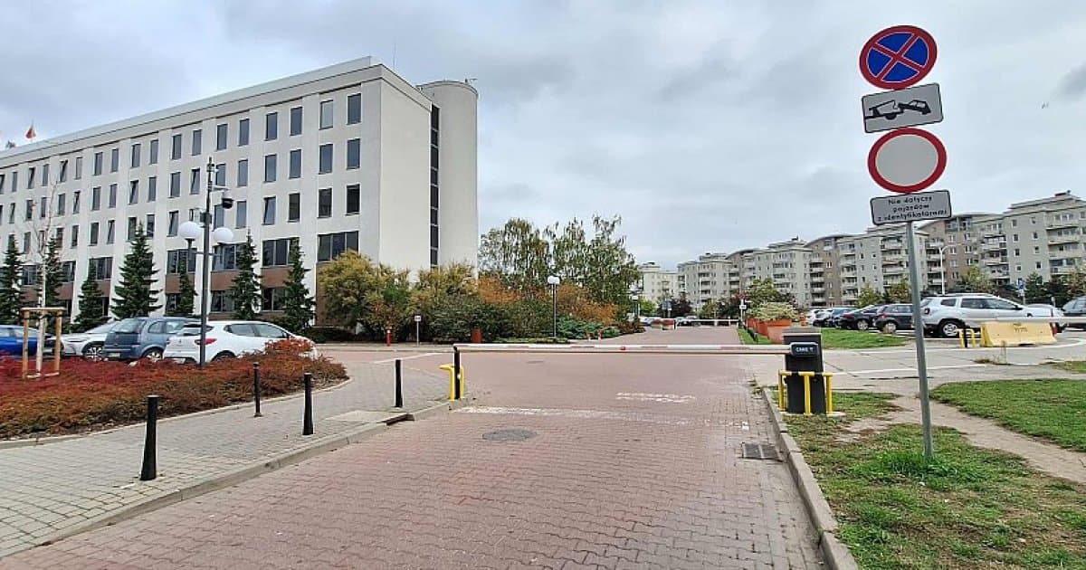 Parking przy ratuszu Targówka dla mieszkańców? Burmistrz nie planuje zmian