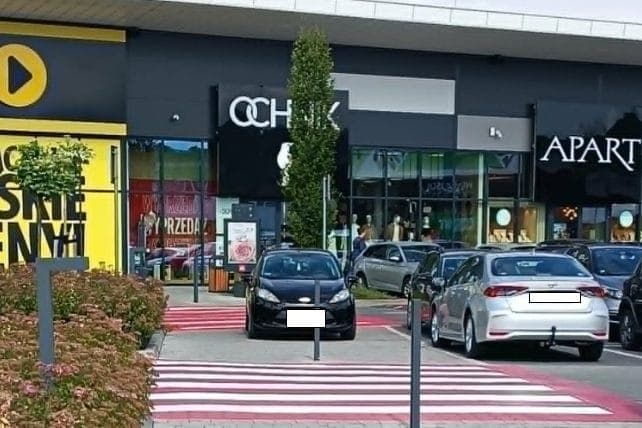 Parkowanie na chodniku, zwykłe chamstwo czy wołanie o pomoc?