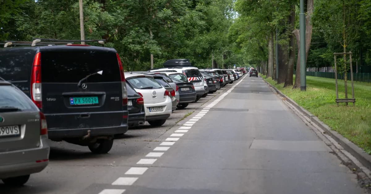 Parkowanie przy Błoniach do zmiany. Miejsc będzie mniej