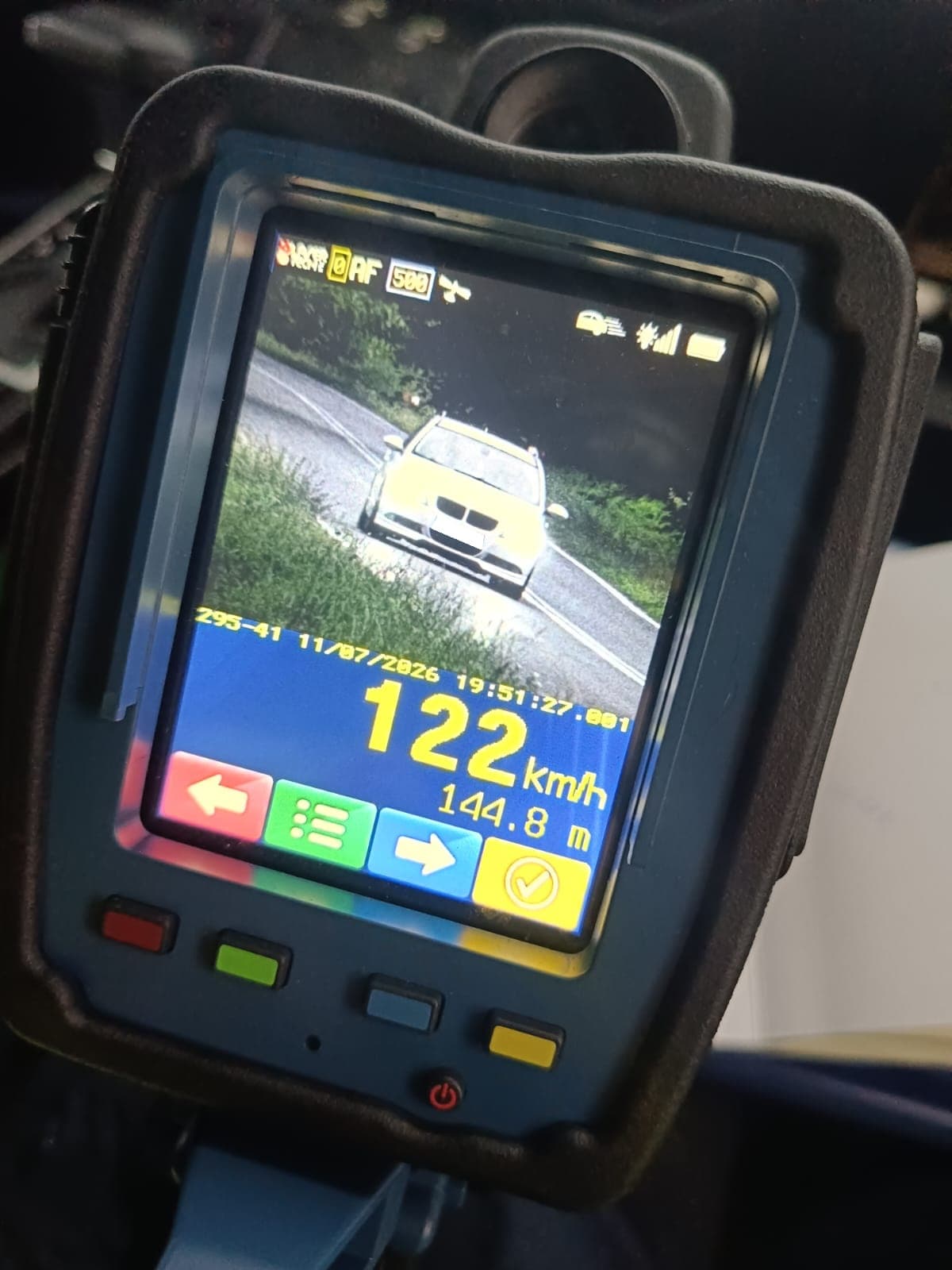 Pędził z prędkością 122 km/h na drodze z ograniczeniem do 50 km/h. Stracił prawo jazdy