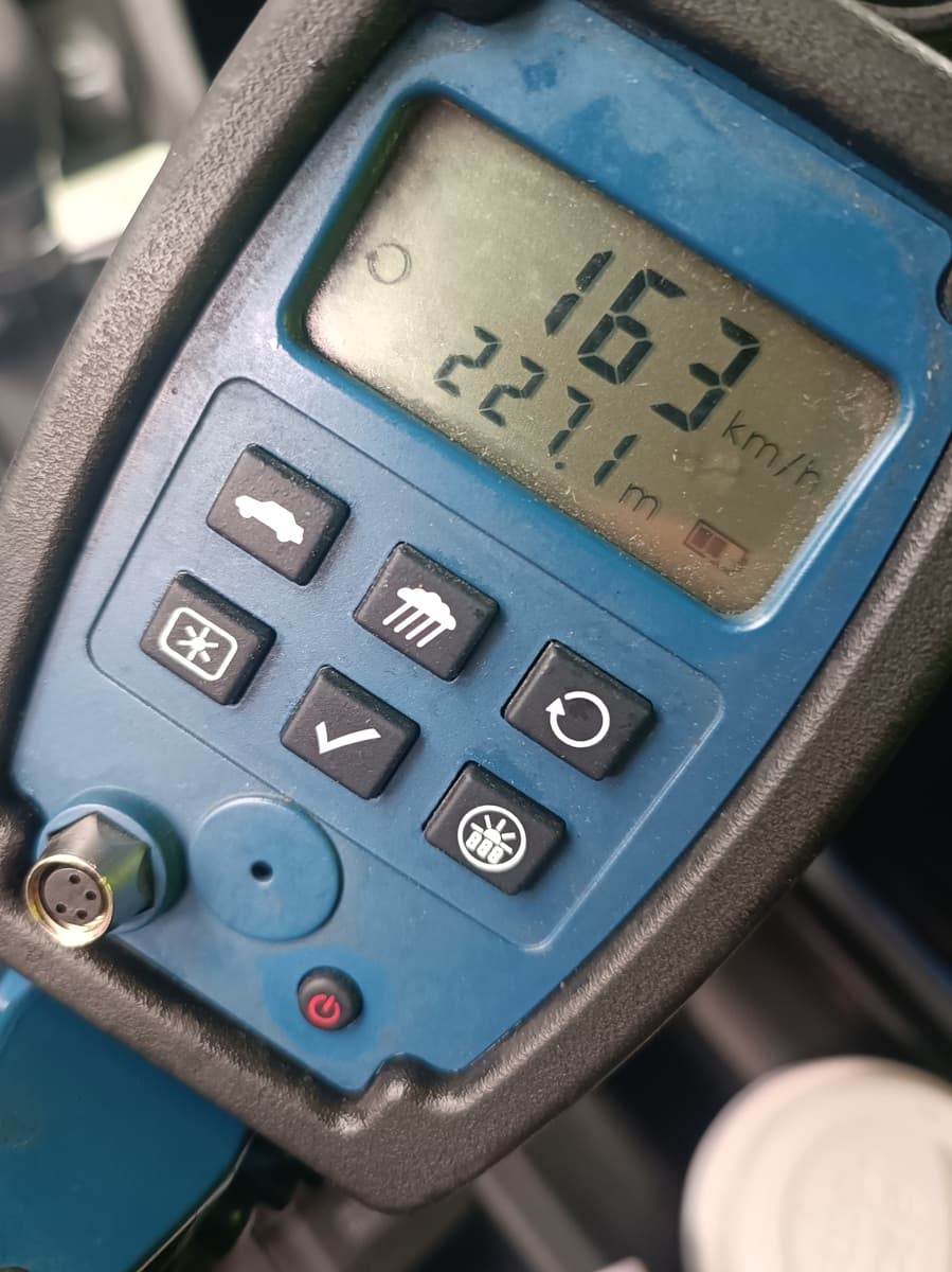 Pędził z prędkością o ponad 100 km/h za dużą