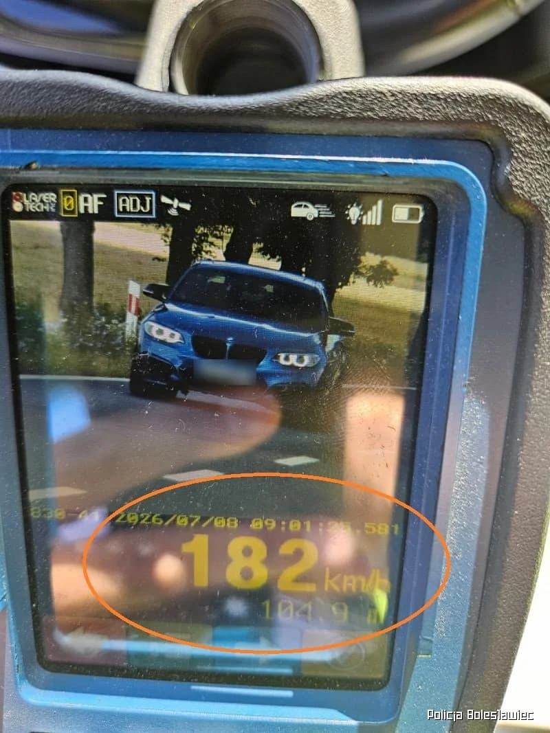 Pędzili ponad 150 i 180 km/h poza terenem zabudowanym. Dwóch młodych kierowców straciło prawa jazdy
