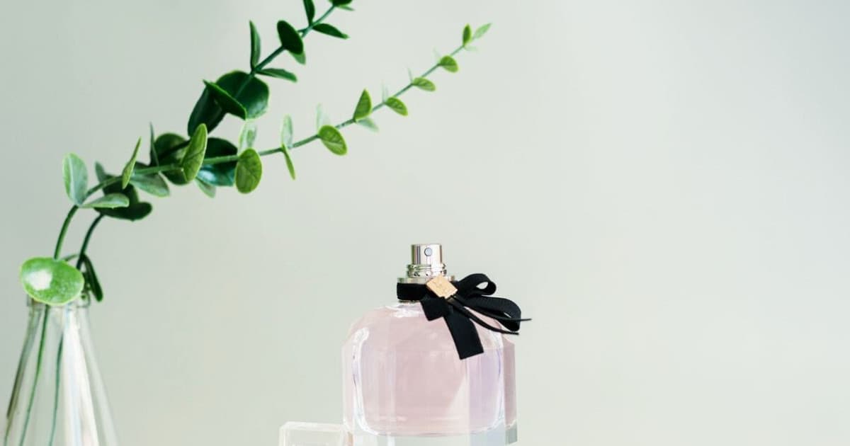 Perfumy na lato – lekkie, świeże i opłacalne propozycje