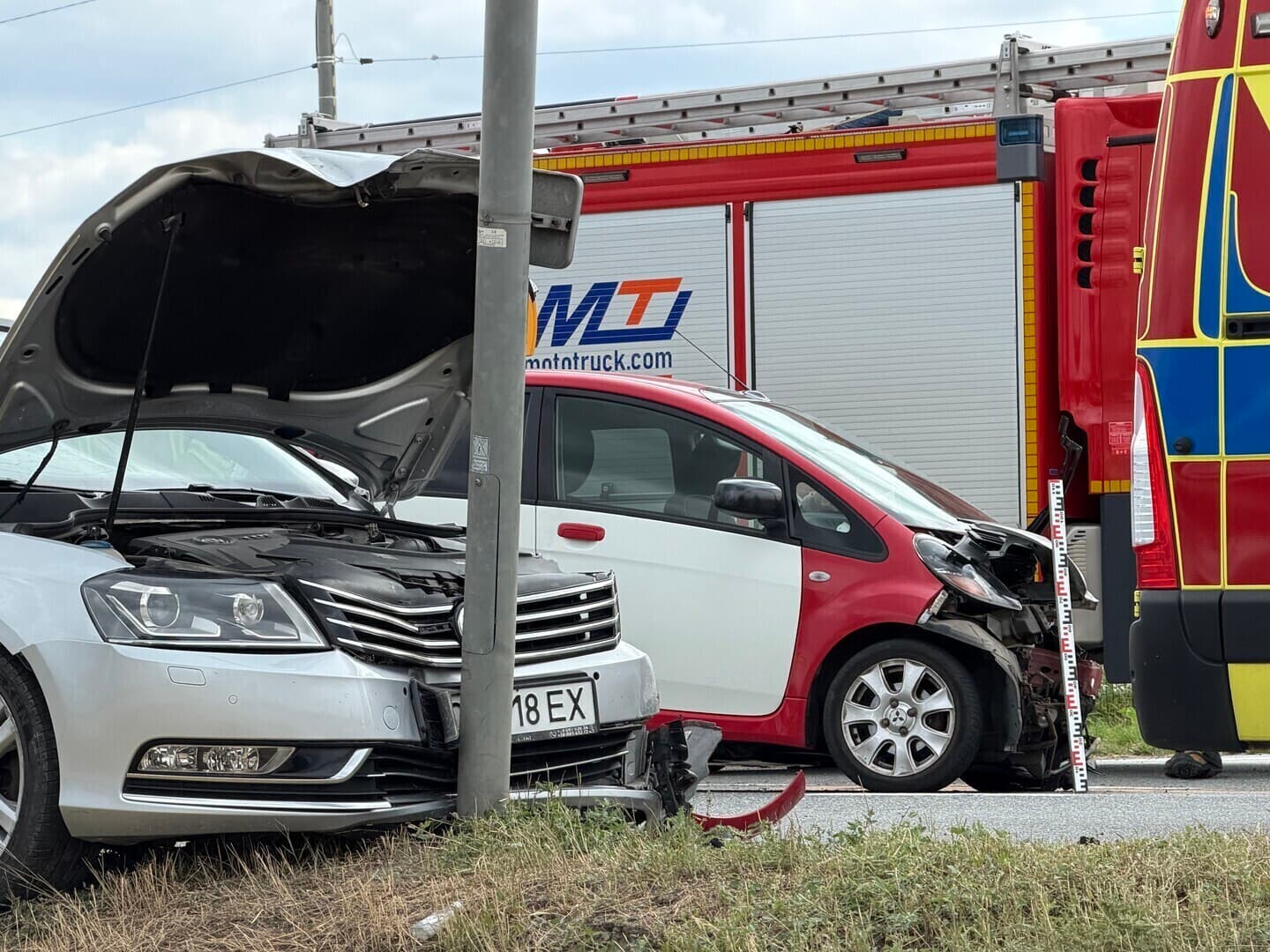 Pięć osób, w tym dwoje dzieci, trafiło do szpitala po wypadku w Jarostach. Elektryczne Mitsubishi zderzyło się z Volkswagenem Passatem