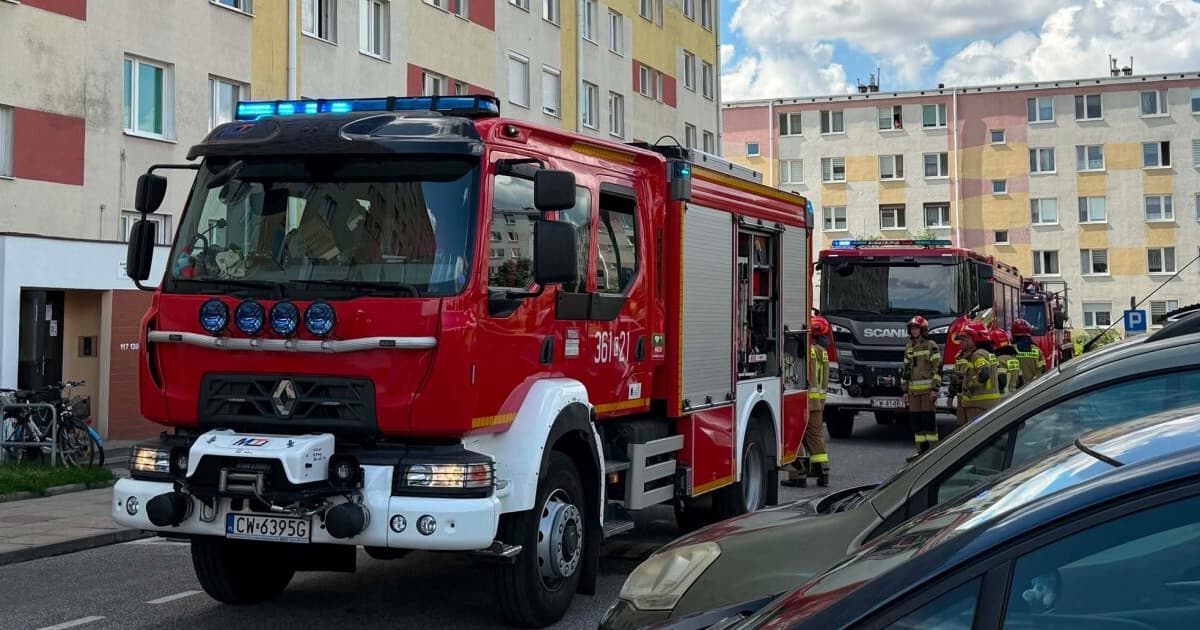 Pięć wozów straży i policja pod wieżowcem na Południu. Ludzie wyszli z bloków