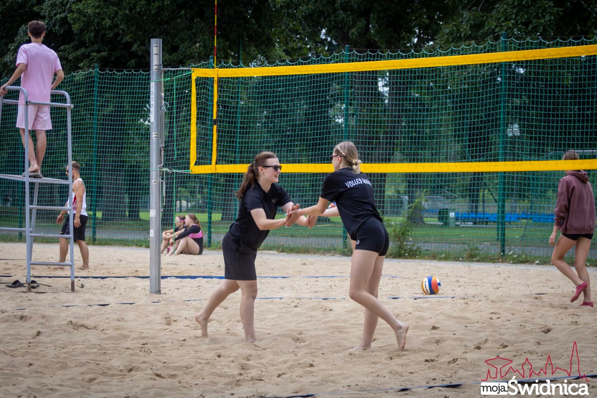 Pierwszy turniej siatkówki plażowej za nami. Na piasku rywalizowało 15 par!