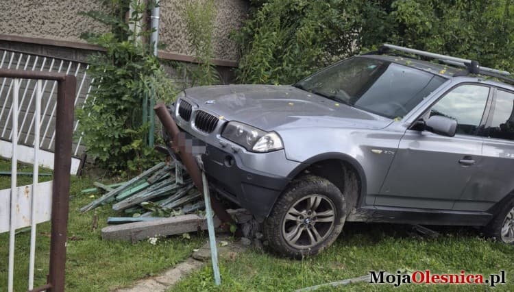 Pijana kierująca bmw uderzyła w słup i ogrodzenie