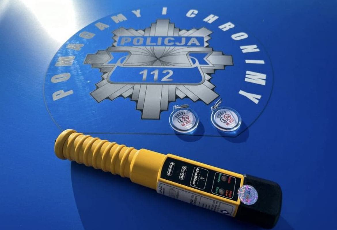 Pijani, bez paliwa stali nieoświetlonym ciągnikiem rolniczym na jezdni