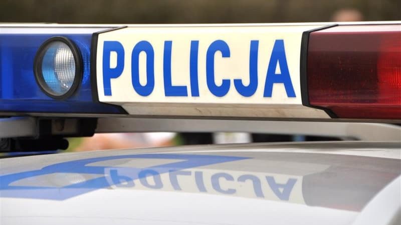Pijani stanęli nieoświetlonym ciągnikiem na środku drogi. Zabrakło im paliwa
