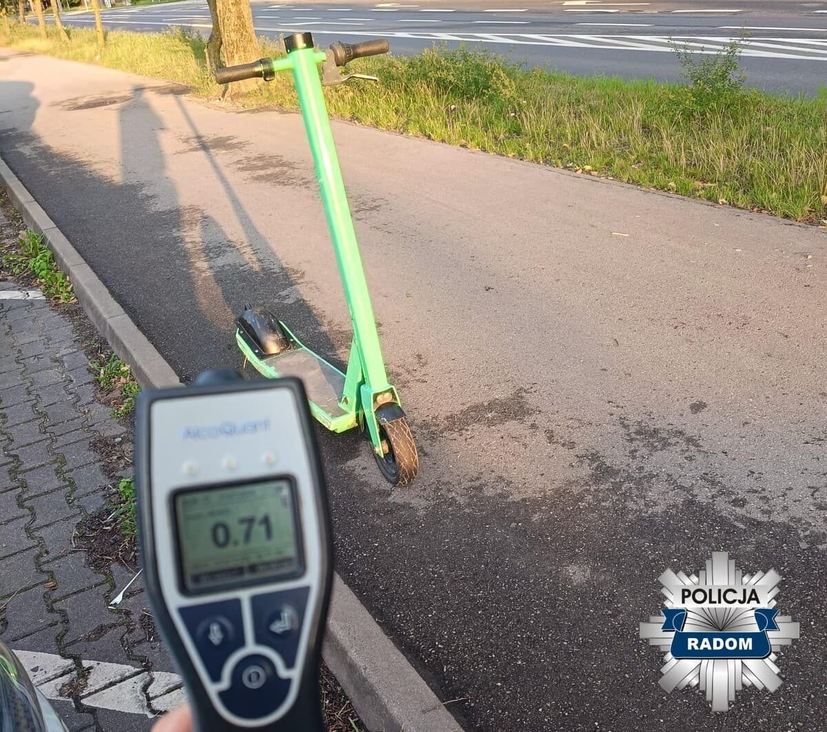Pijany 19-latek jechał hulajnogą z pasażerem. Zatrzymali go policjanci