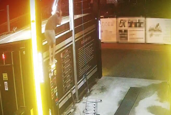 Pijany 21-latek zdemolował myjnię i toaletę na stacji paliw. Policja znalazła go leżącego w łazience