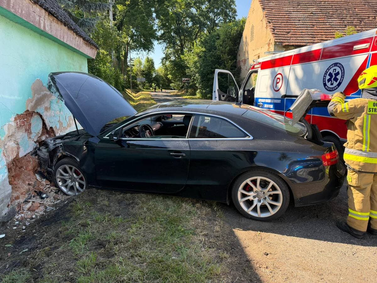 Pijany 22‑latek wjechał w budynek i zaatakował policjantów