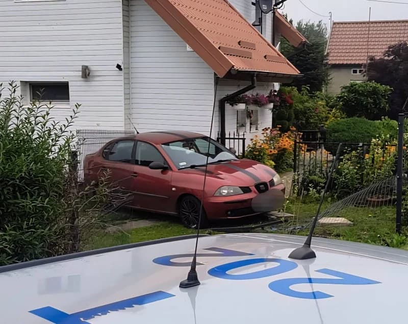 Pijany 23-latek „zaparkował” seata wprost w ścianie domu w Pogrodziu