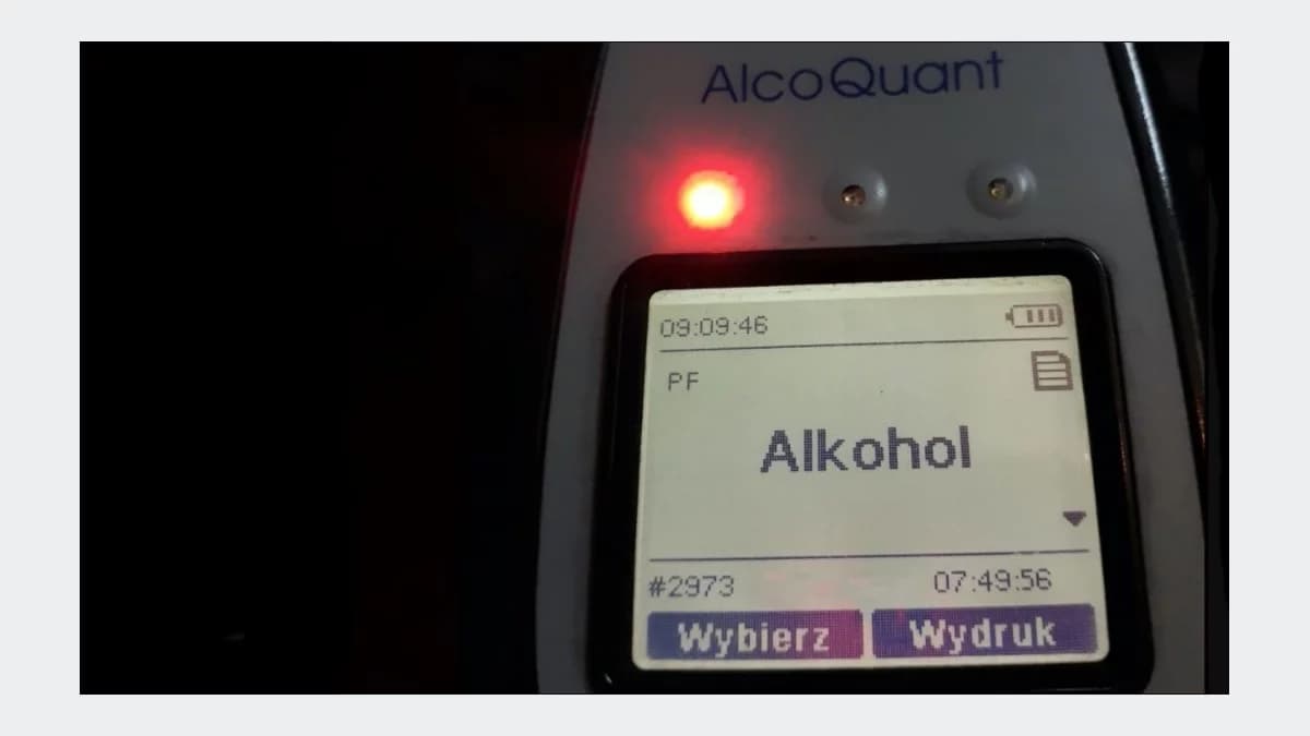 Pijany 25-latek uderzył w traktor. Ciągnik stoczył się ze skarpy