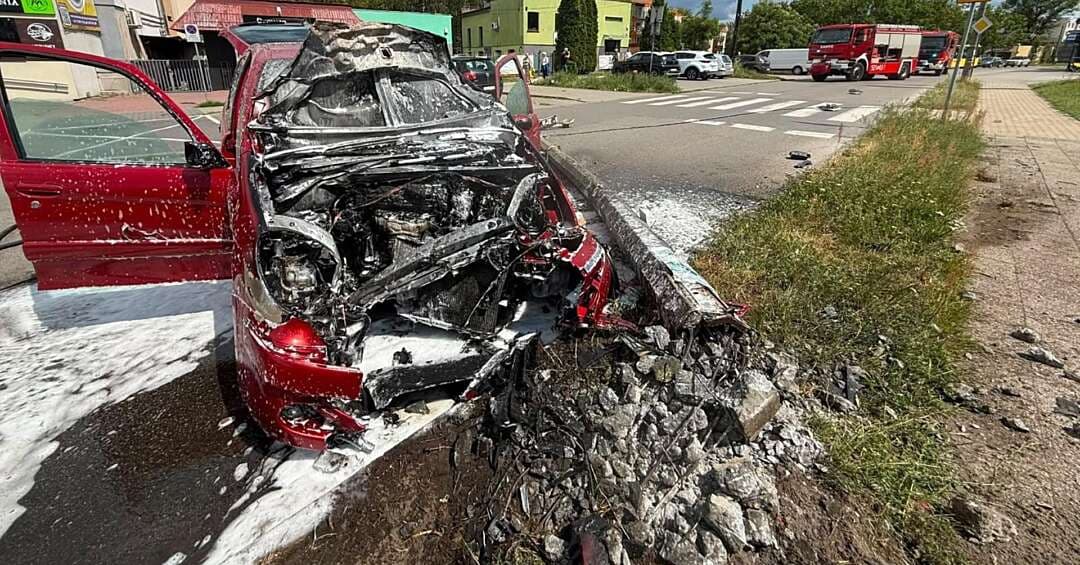 Pijany jak bela walnął w uliczną latarnię. Betonowy słup runął, samochód się spalił
