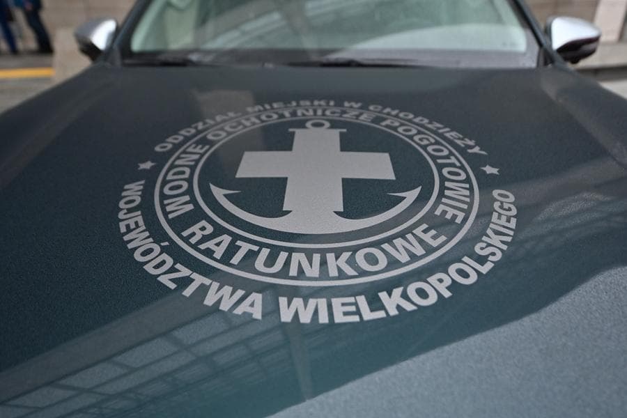 Pijany kajakarz wypadł do jeziora. Uratowali go policjanci