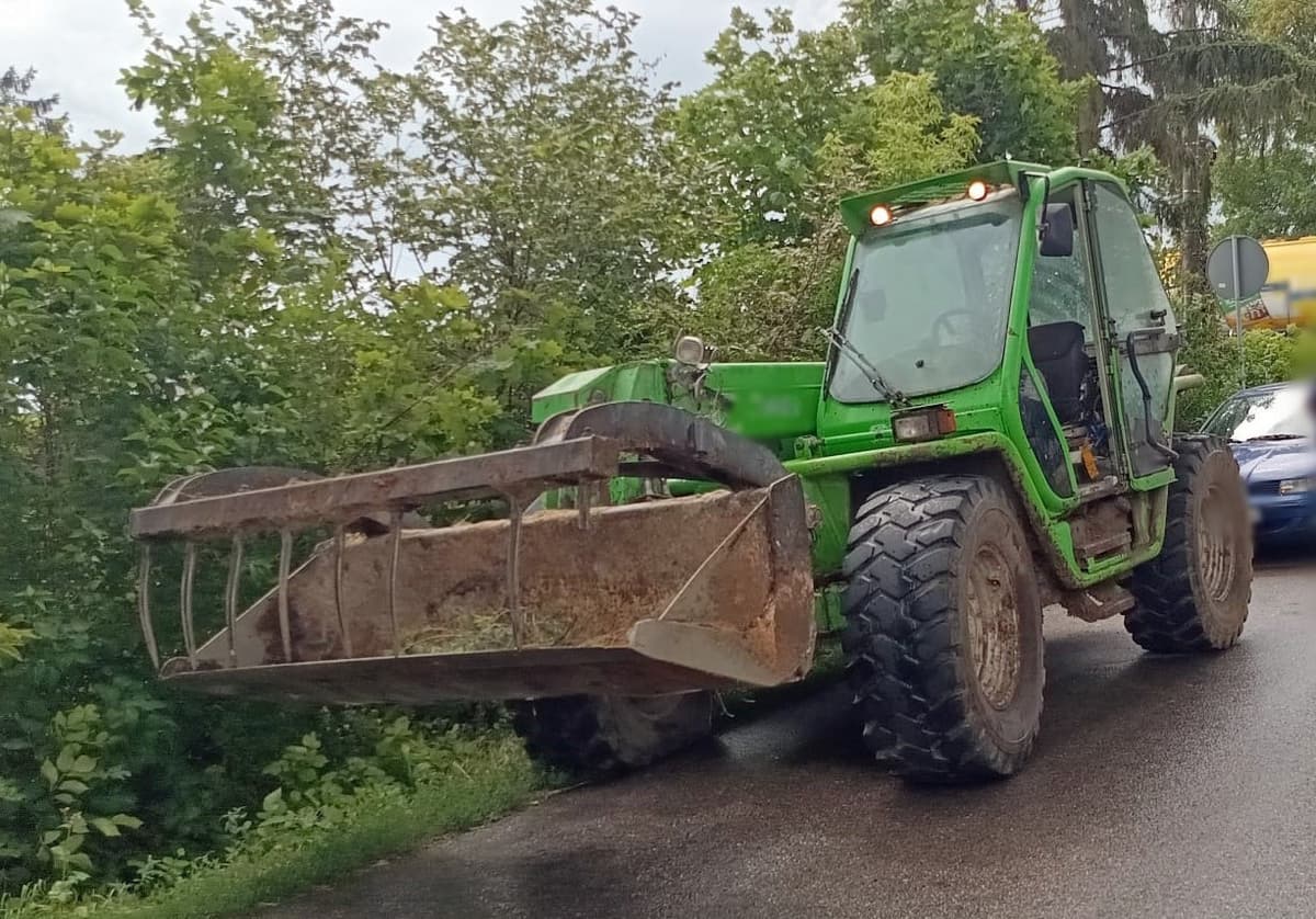 Pijany kierował koparką. Uszkodził chodnik, ogrodzenie i drzewa