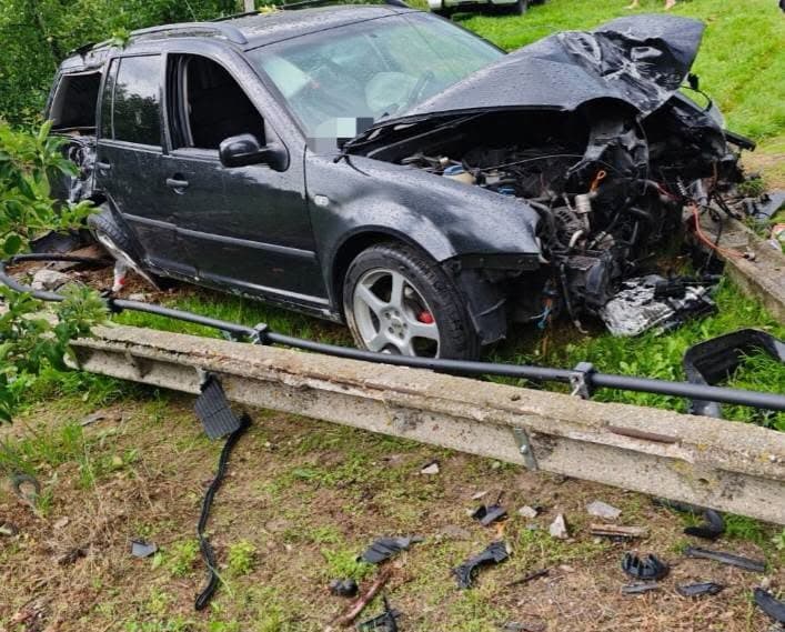 Pijany kierowca uderzył Volkswagenem w słup. Miał 1,5 promila alkoholu