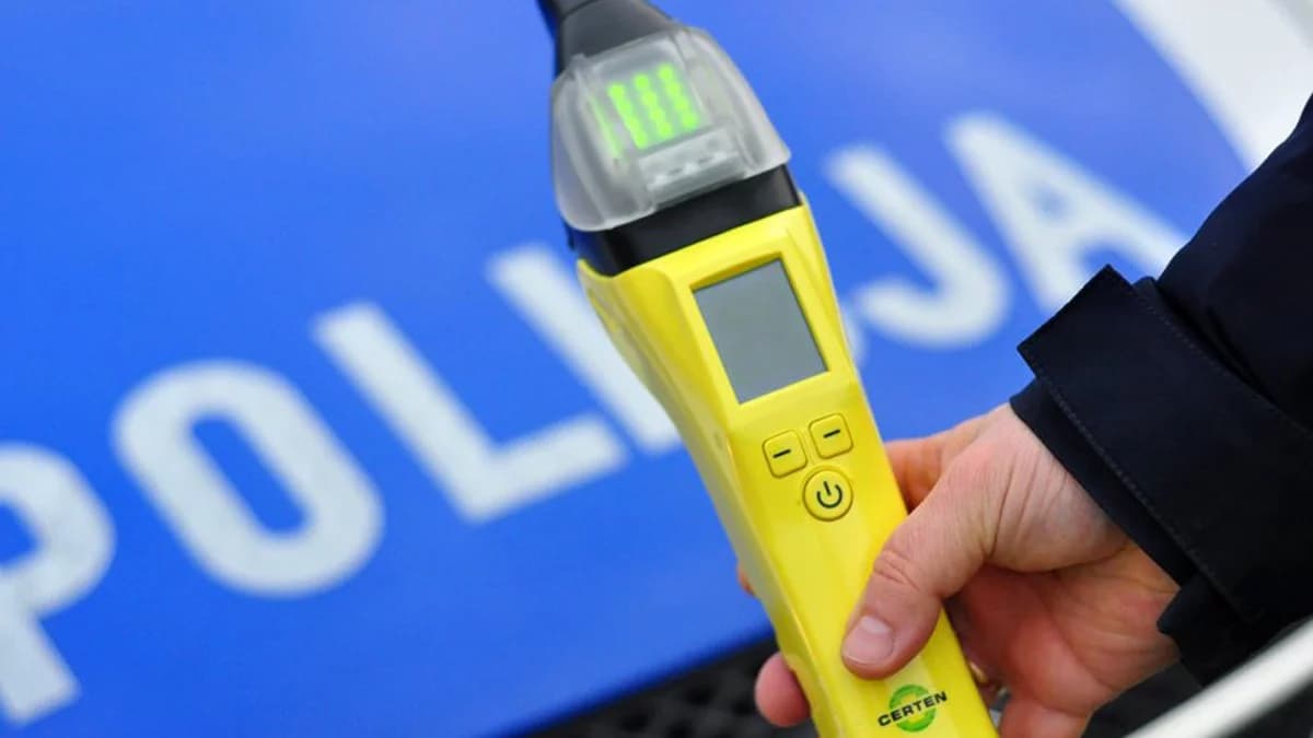Pijany kierowca uderzył w auto i ogrodzenie plebanii. Wierni z kościoła ruszyli za nim