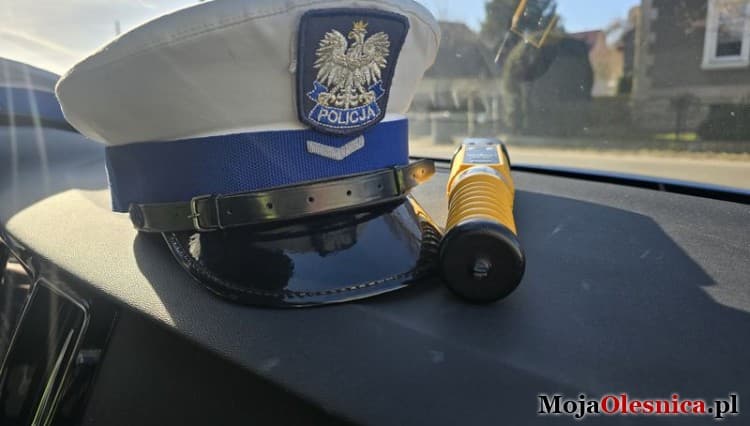 Pijany kierowca wjechał w drzewo. Nie miał prawa jazdy