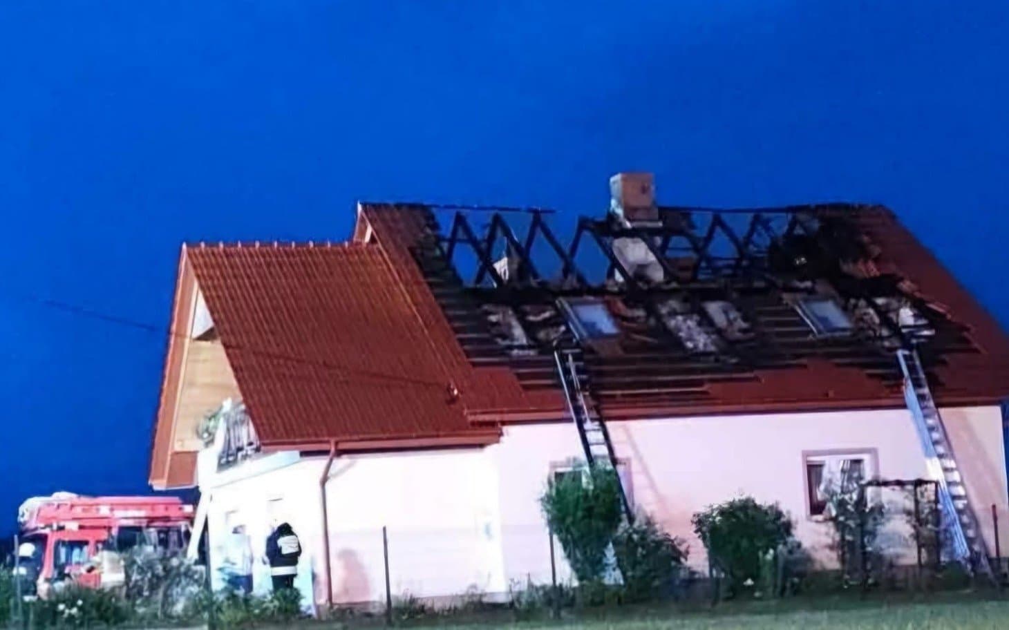Piorun uderzył w dach ich domu, trwa zbiórka dla poszkodowanej rodziny z Kobyla