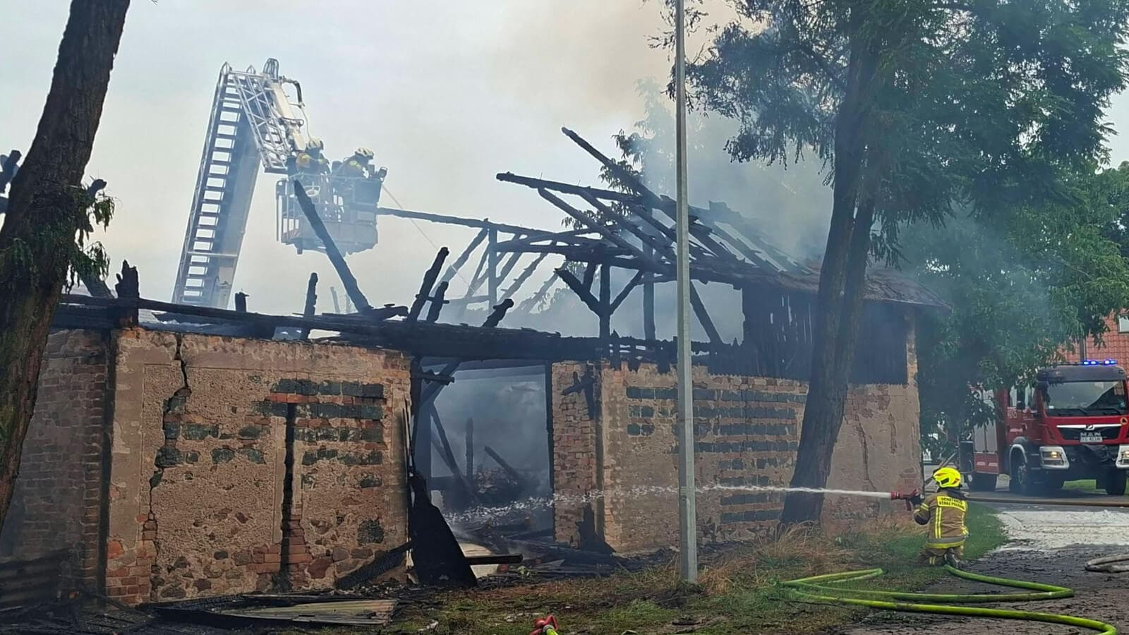 Piorun wywołał pożar koło Szprotawy. Budynek stanął cały w ogniu (ZDJĘCIA)