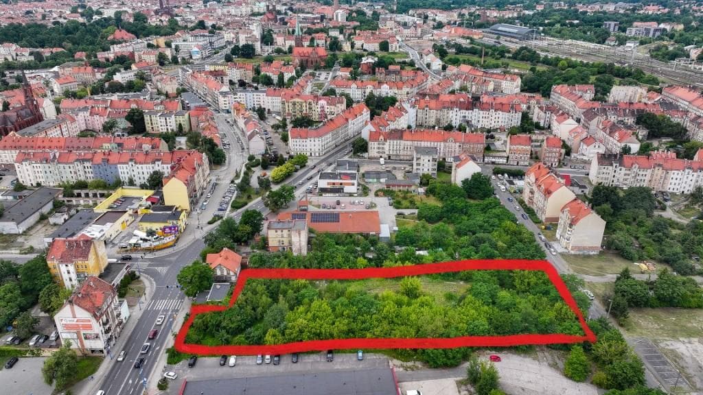 PKP sprzedaje działkę na Zakaczawiu. Teren przy dworcu oddaje za długi