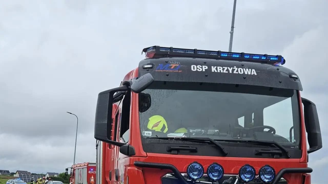 Plama oleju ciągnęła się przez 8 kilometrów. Strażacy, jadąc na miejsce, natrafili na kolizję