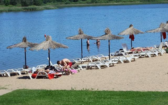 Plaża jak na Hawajach, a znajduje się mniej niż godzinę drogi z Wrocławia. Na miejscu słomiane parasole, knajpka, leżaki