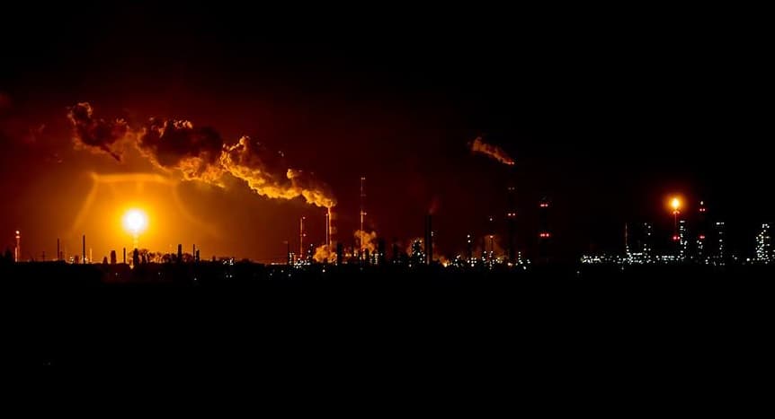 Płomień nad Orlenem większy niż zwykle. Koncern wyjaśnia i przeprasza