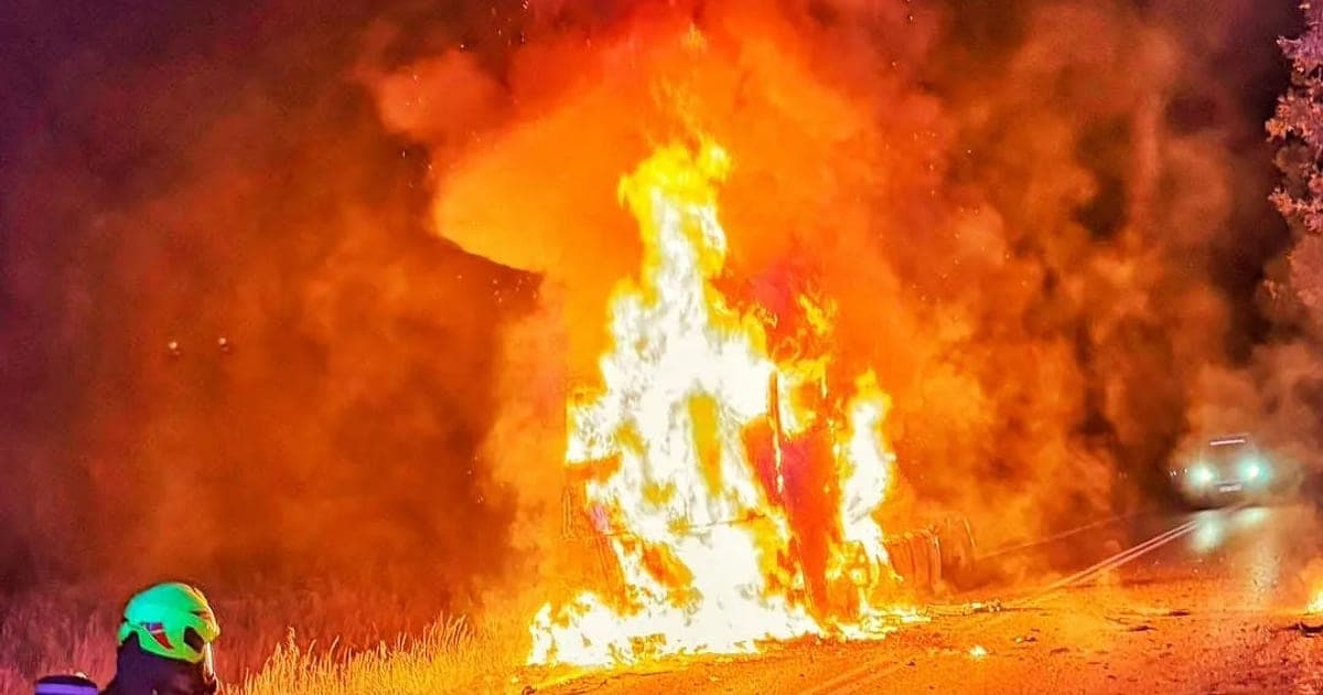 Płonąca ciężarówka przy trasie S6. Nocna akcja strażaków trwała do świtu