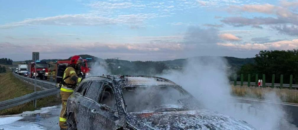 Płonący Mercedes na trasie S3 w kierunku granicy. Droga zablokowana