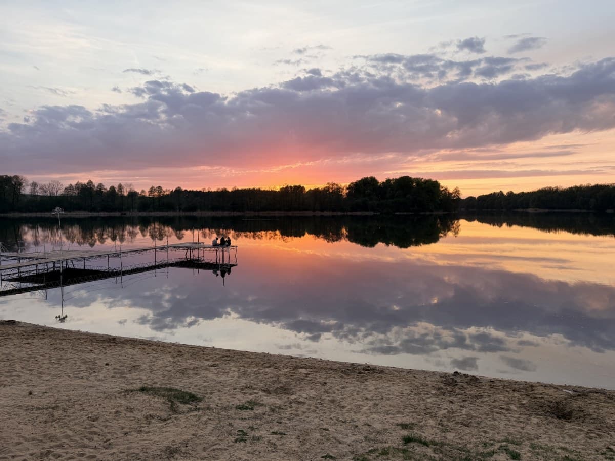 Po kąpieli wysypka, biegunka i zaczerwienienia. Kąpiel w niestrzeżonym jeziorze skończyła się wizytą na SOR
