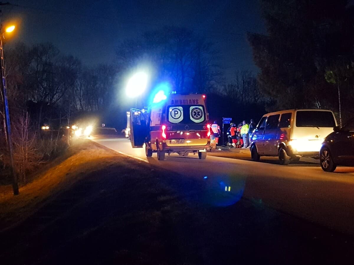 Po zderzeniu aut jedna osoba zniknęła! Na miejsce wezwano śmigłowiec i dronyPo zderzeniu aut jedna osoba zniknęła! Na miejsce wezwano śmigłowiec i drony