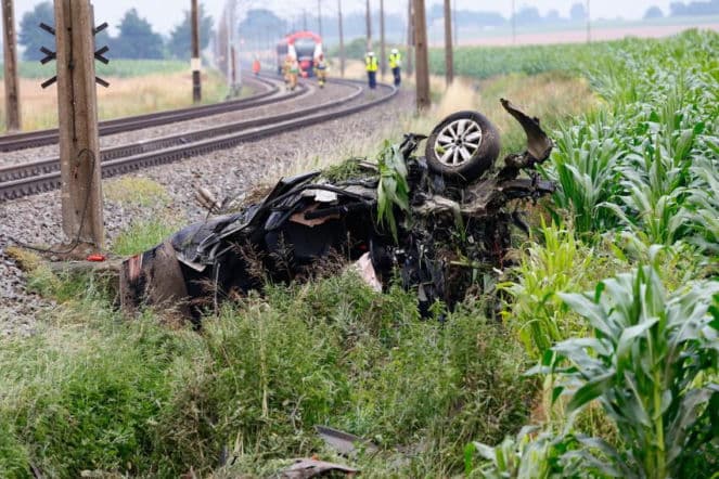 Pociąg zmiażdżył osobówkę na przejeździe. Silnik wyleciał z auta
