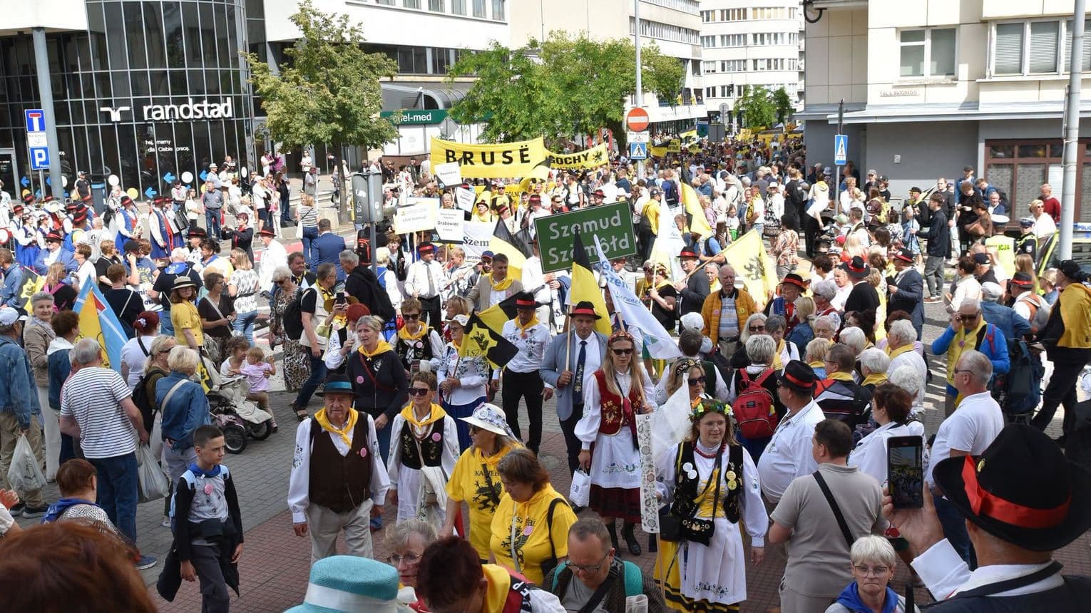 Pociągi Transcassubia i 100-metrowa flaga. Gdynia rozpoczęła XXVII Światowy Zjazd Kaszubów