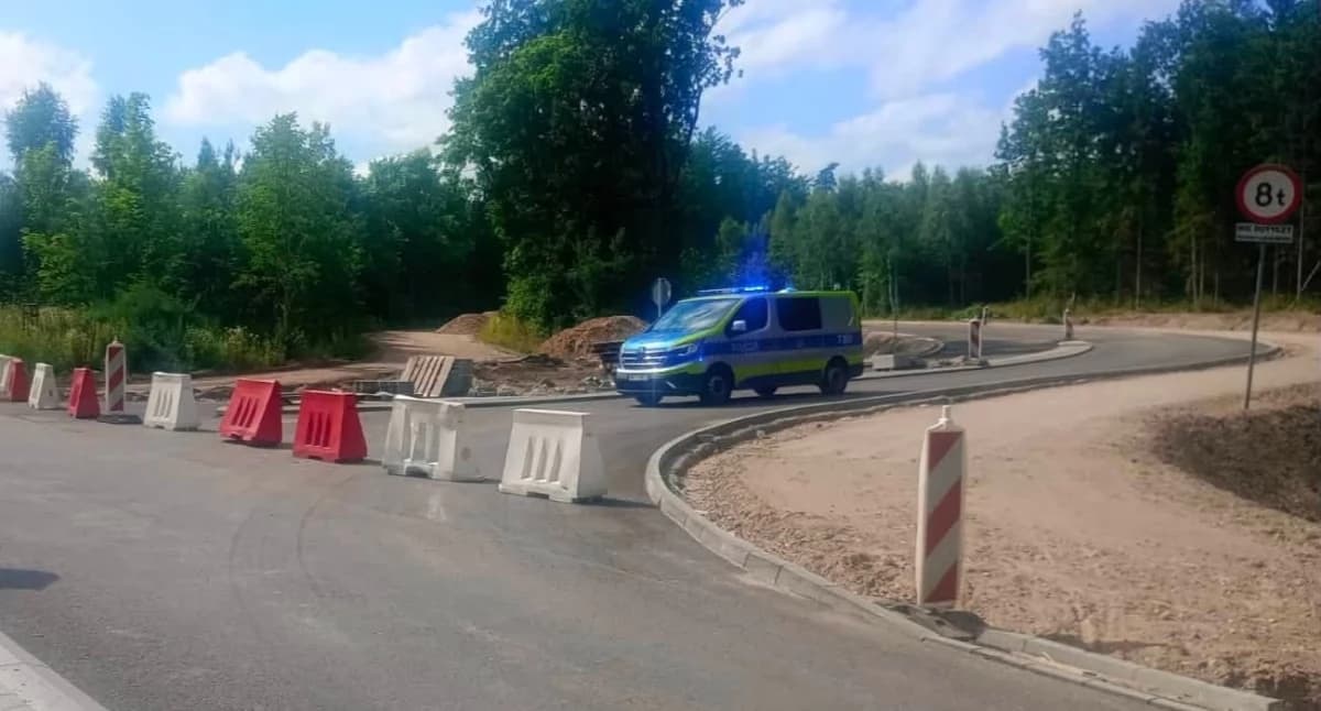 Pocisk artyleryjski odkryty przy drodze