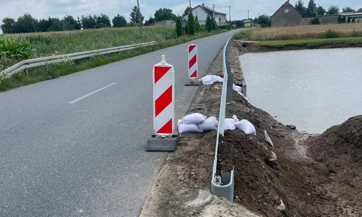 Podmyta jezdnia po nawałnicy. Strażacy zabezpieczyli niebezpieczne miejsce
