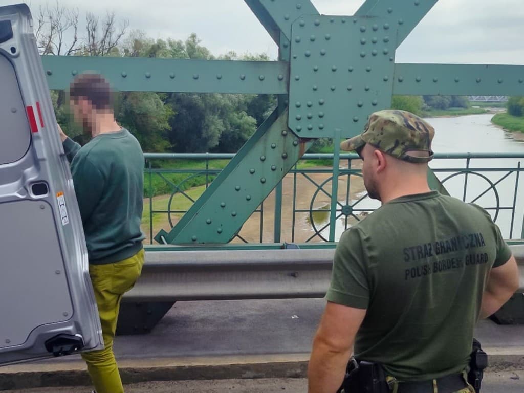 Podszywał się pod firmę kurierską i wyłudzał pieniądze. Po wyjściu z więzienia został deportowany