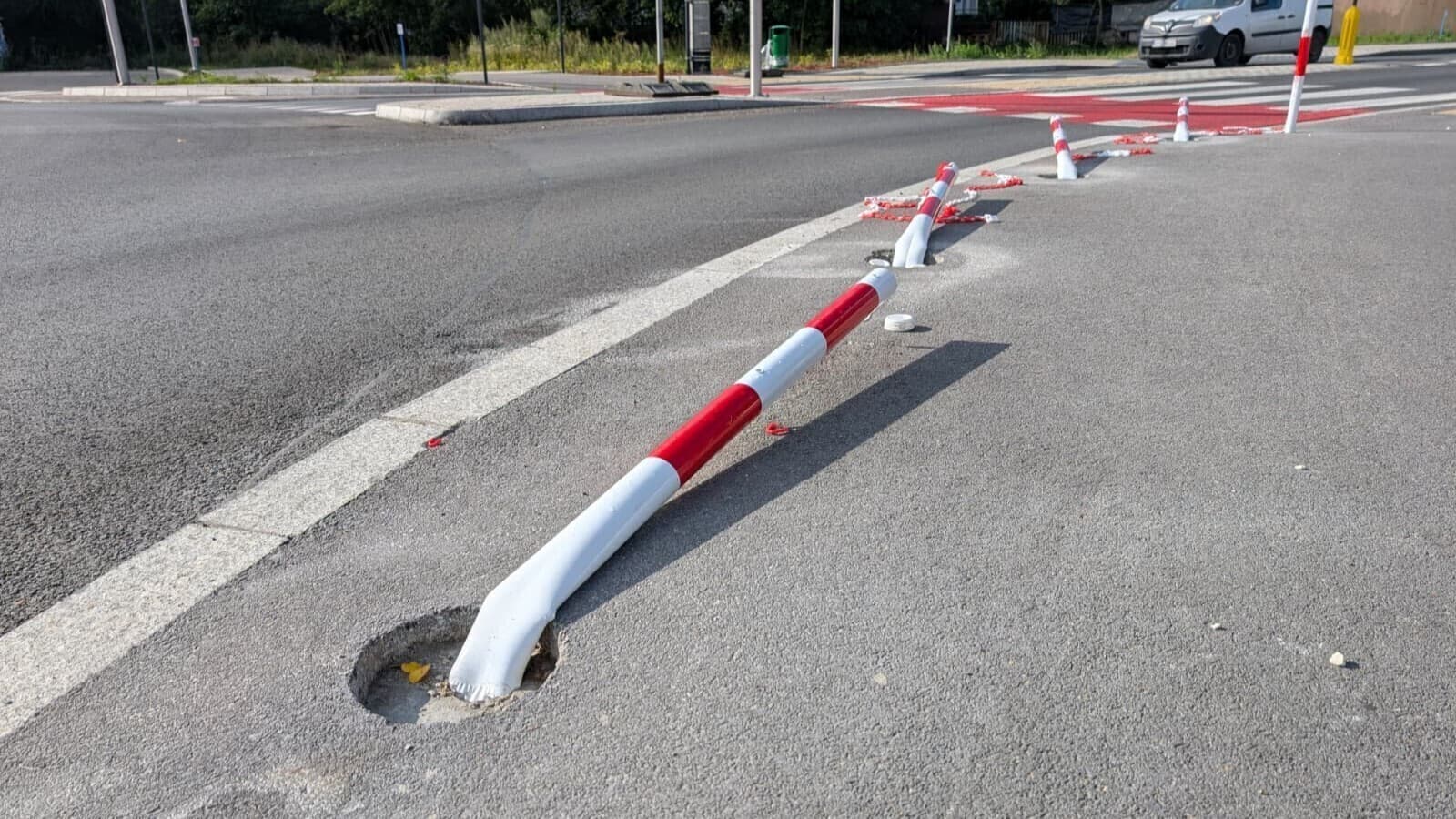 Połamane słupki na nowym rondzie w Piotrkowie. Remont jeszcze trwa, a już doszło do zniszczeń