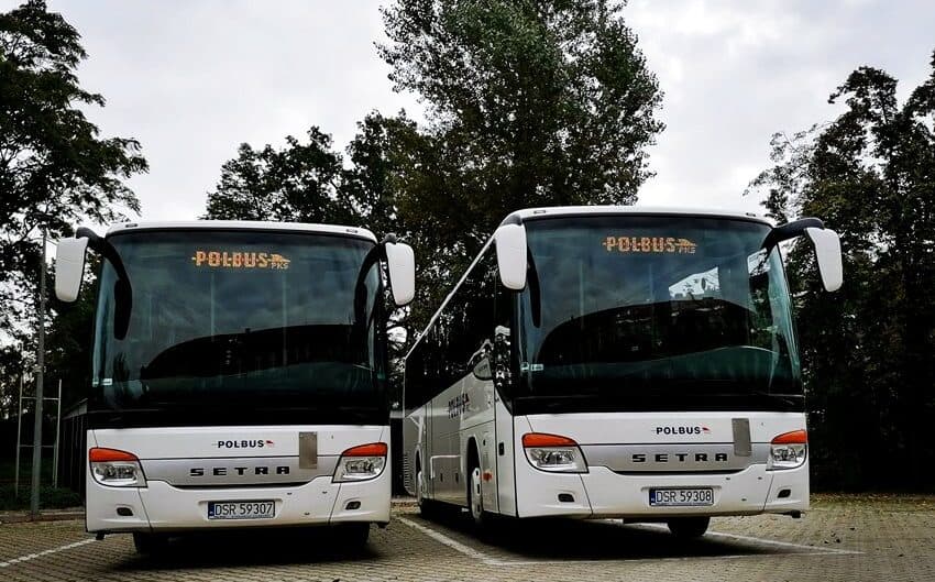 Polbus odpowiada na skargę ciężarnej pasażerki. „Kierowca nie zabronił rozmowy, ale prosił o przejście w głąb autobusu”