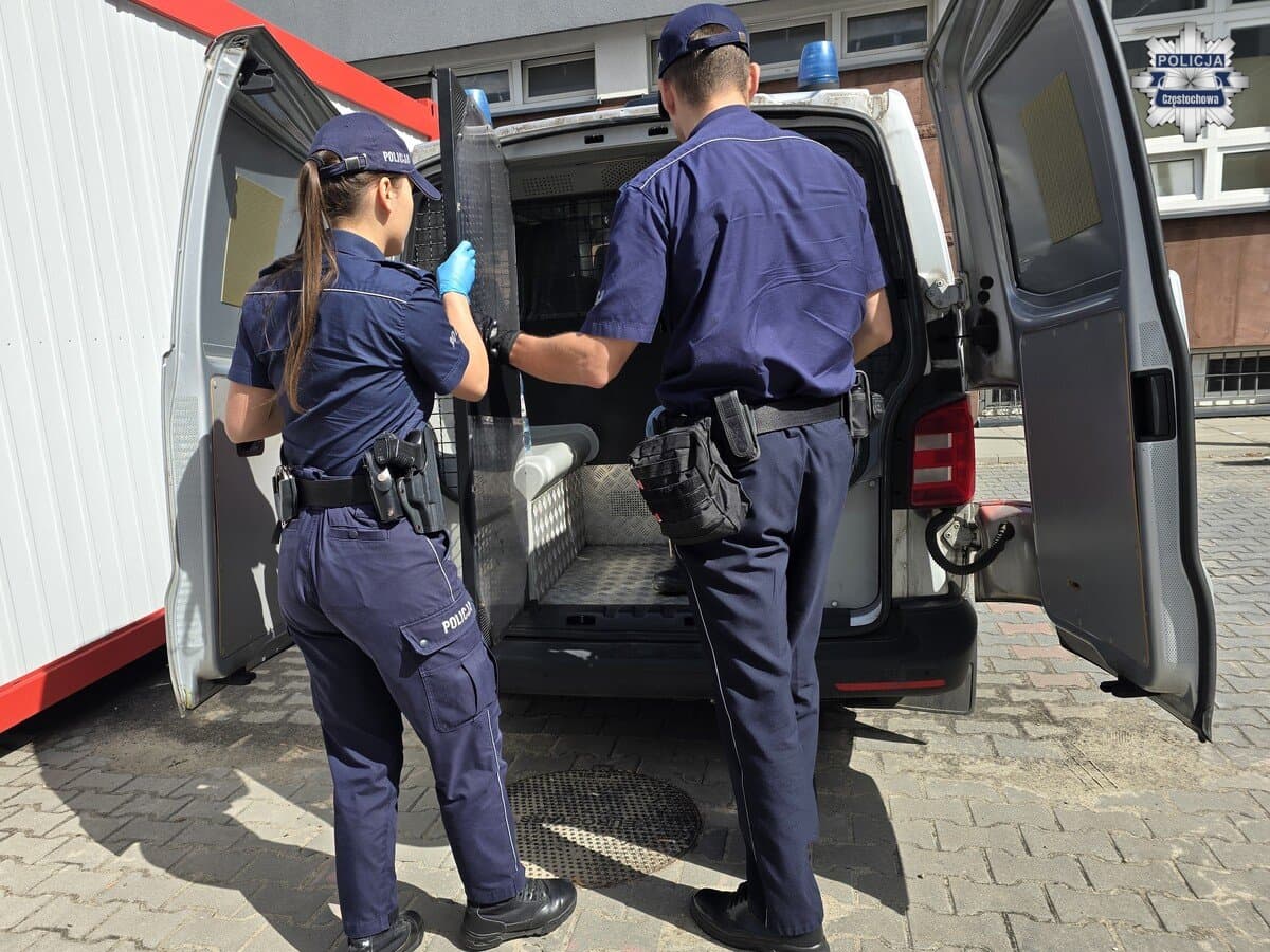 Policja w Częstochowie: pościg aleją Wojska Polskiego zakończony zatrzymaniem dwóch poszukiwanych