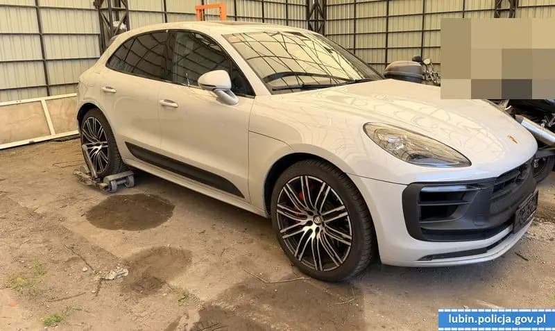 Policja w Lubinie odzyskała skradzione Porsche i aresztowała podejrzanego o paserstwo