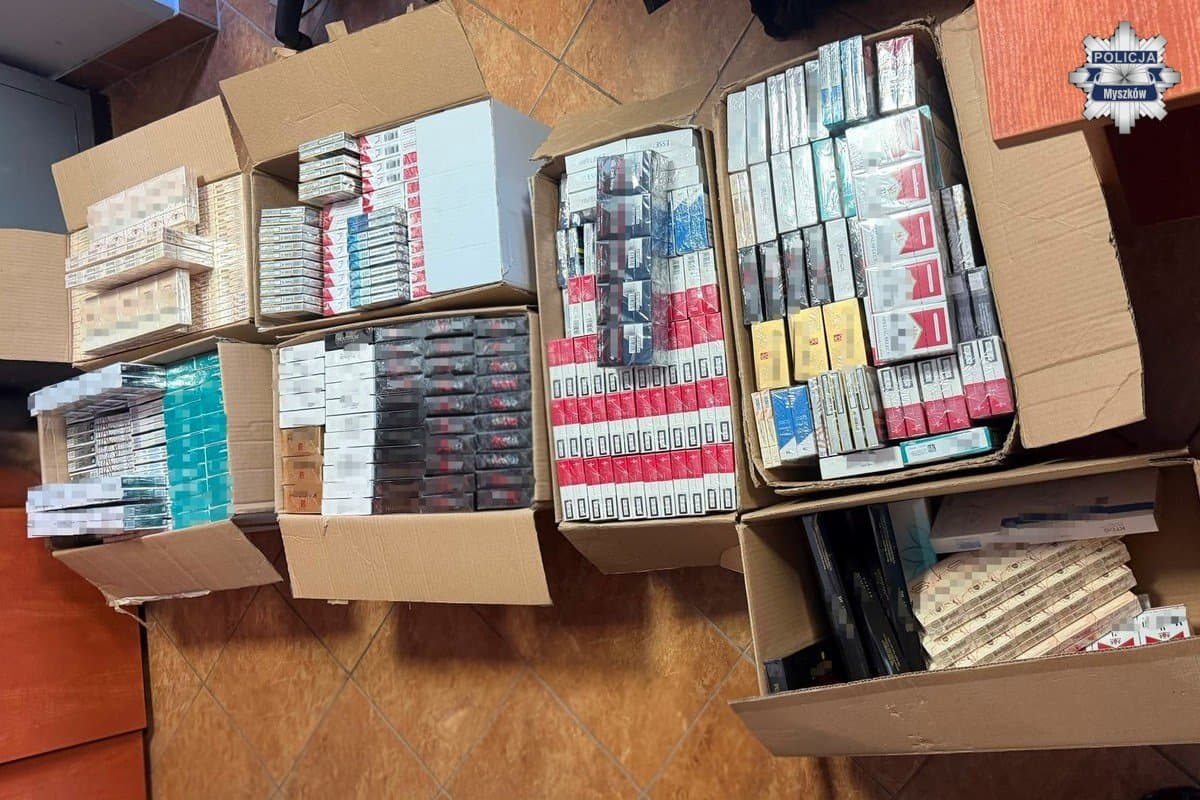 Policja w Myszkowie: nielegalne papierosy i susz tytoniowy znalezione w Żarkach. Są zarzuty dla 48-latka.
