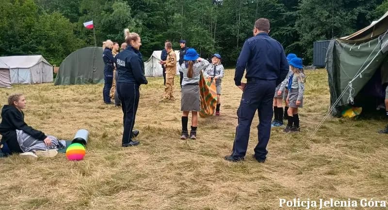 Policja wspiera harcerzy w Strużnicy w zapewnieniu bezpieczeństwa podczas wakacji
